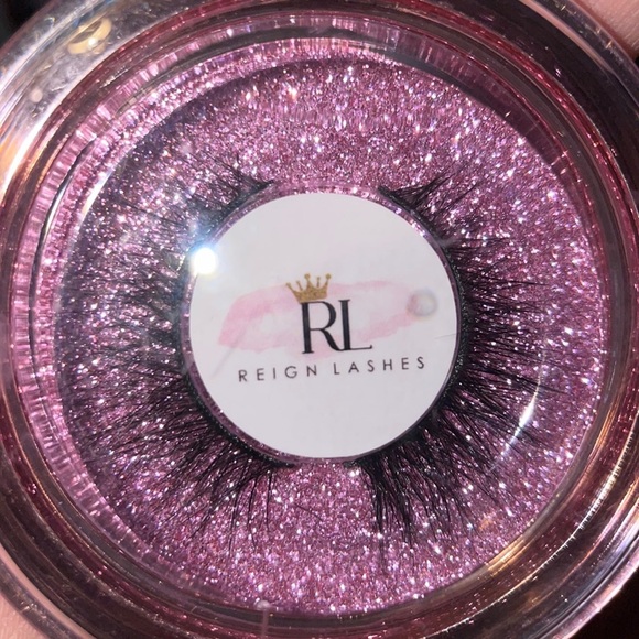 Reign lashes LAUREN PRICE FIRM - Picture 3 of 4